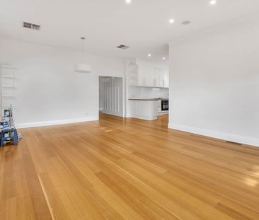 Large Californian Bungalow - Photo 3