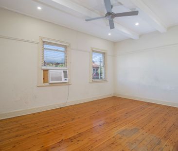 Oversized 2 Bedroom Apartment - Photo 2