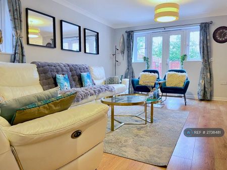 4 bedroom semi-detached house to rent - Photo 2