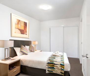 SPACIOUS TWO BEDROOM APARTMENT - freshly painted and new carpet in ... - Photo 3