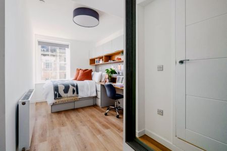 Three Bed Apartment - Photo 5