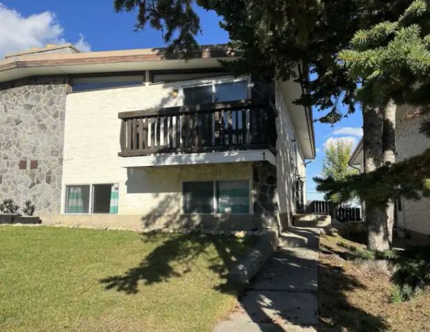 Private back unit, expansive city view | 2 - 7536 Hunterview Drive Northwest, Calgary - Photo 1