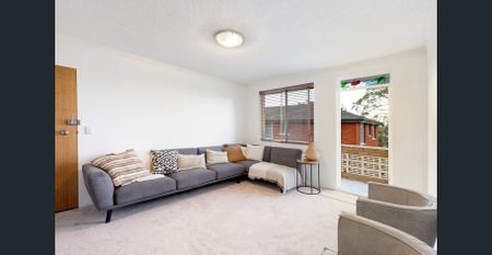 Sunny Beachside Apartment - Photo 2