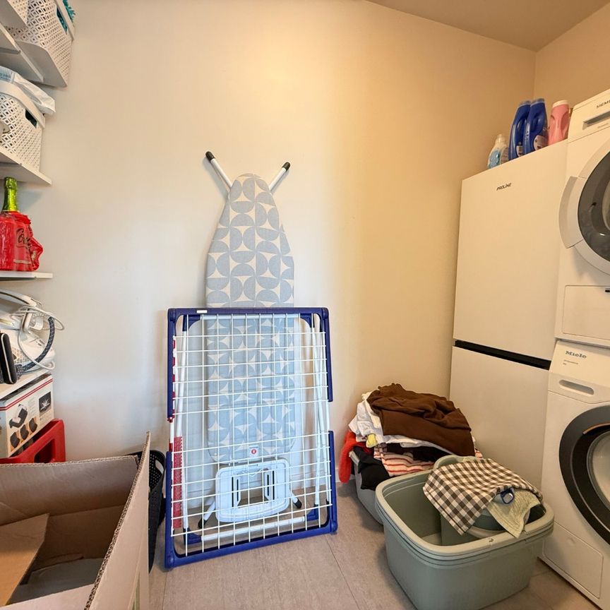 Gelijkvloers twee- slaapkamerappartement met autostaanplaats in Meulebeke! - Foto 1