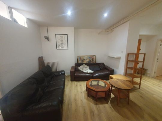 4 Bed Flat, Enterprise House, E9 - Photo 1