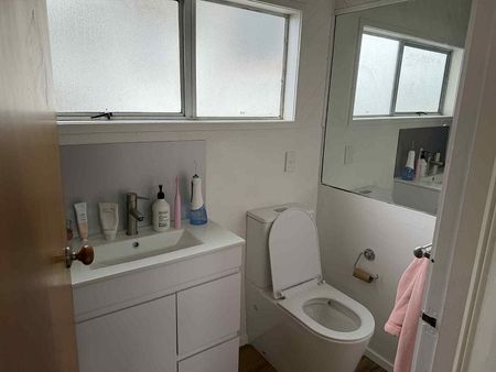 Sunny Self-Contained Furnished Unit – All Bills In - Photo 5