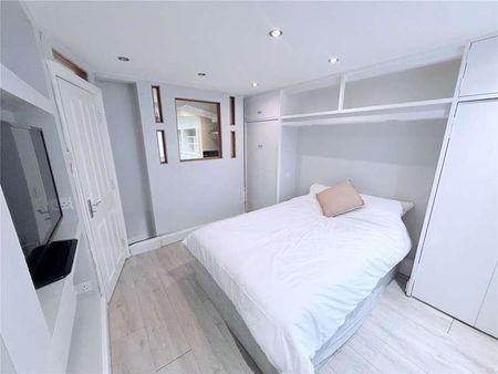Oaks Court, Cann Hall Road, London, E11 - Photo 4