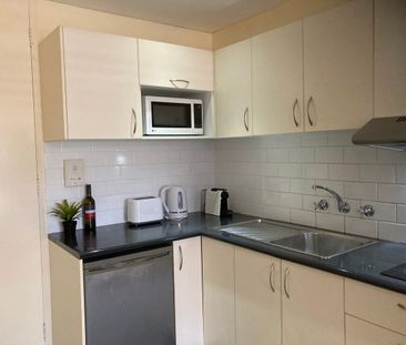 Minutes walk to beach, furnished studio - Photo 6