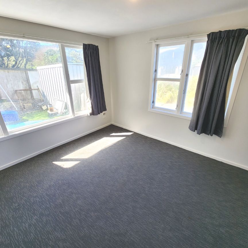 Owhiro Bay Living! - Photo 1