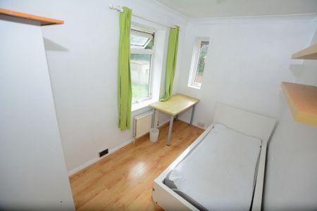 4 bedroom semi-detached house to rent - Photo 3