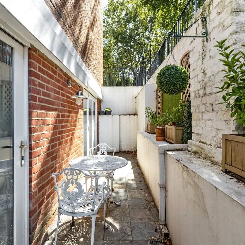 2 bedroom flat in Notting Hill - Photo 1