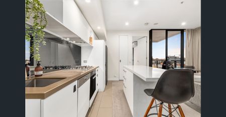 Stunning 5th-Floor Apartment with Breathtaking Bay Views! - Photo 2