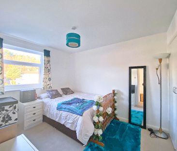 Pinewood Park, Farnborough, GU14 - Photo 4