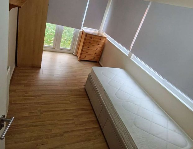 Forest Road Room 5 - Photo 1