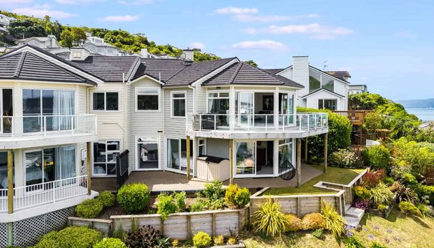 Contemporary Haven with Panoramic Water and City Skyline Views. - Photo 1