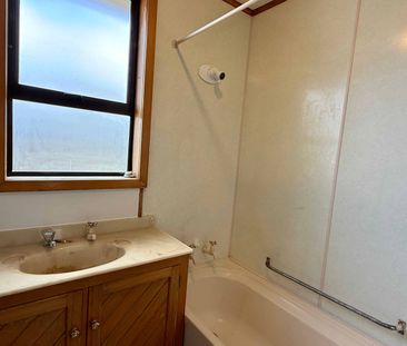 Old Cromwell three bedroom home - Photo 2