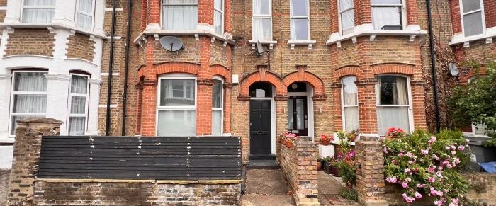 Three Bedroom Flat to rent in London - Photo 1
