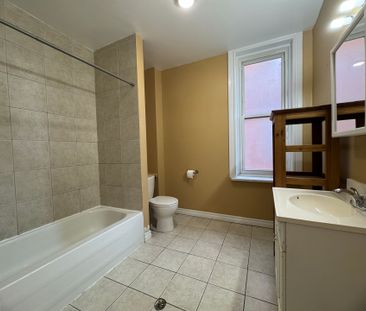 For Lease - 139 1/2 John Street Unit# 5, Hamilton, Ontario - Photo 6