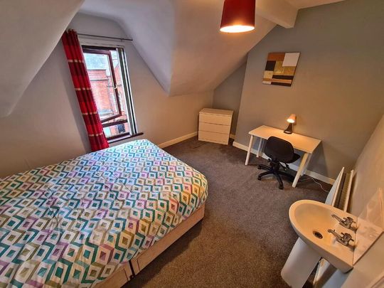 Room 4, 9 Chadwick Street, Lisburn Road, Belfast, BT9 7FB - Photo 1
