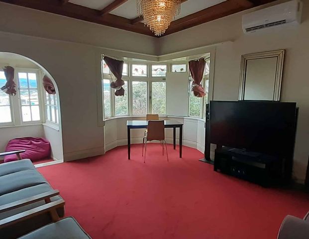 Spacious 2-Bedroom Apartment in Kilbirnie - Photo 1