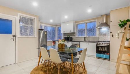 Family home near to porirua City and motorway - Photo 2