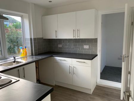 3 bedroom semi-detached house to rent - Photo 2