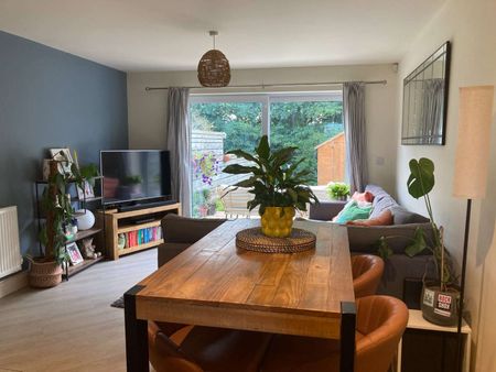 Beautifully presented, fully furnished three-bedroom townhouse enjoying a south-facing garden, peaceful streamside outlook, in sought-after village location with superb local amenities. - Photo 4
