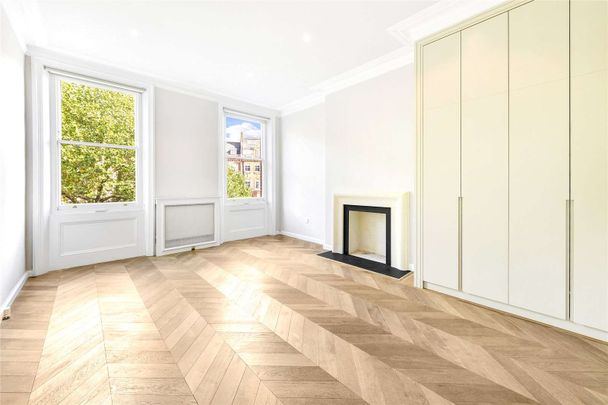 Beautiful duplex apartment in a period building in Knightsbridge with wood flooring and high ceilings throughout and views over the communal gardens. - Photo 1