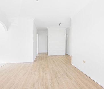 Renovated 2-Bedroom Apartment in Prime Location - Photo 4