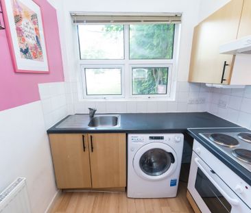 Flat 2, 27 Richmond Road, Headingley, LEEDS - Photo 5