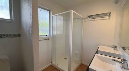 SUNNY 3 BEDROOM HOME - Photo 2