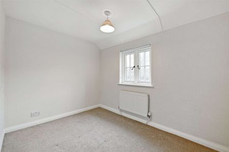 A pretty 3 bed period cottage with a good size rear garden - Photo 4