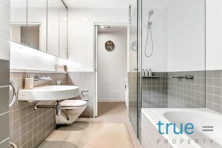 EXECUTIVE FULLY FURNISHED HARBOURSIDE APARTMENT - Photo 2