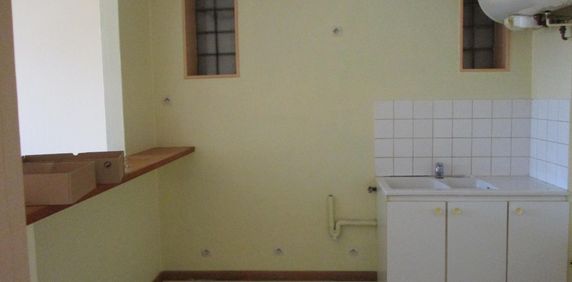 VOUZIERS, un appartement de type F2 au 2ème étage - Photo 2