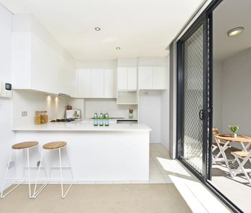 Townhouse style apartment with private street access - Photo 5