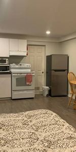 Furnished private bachelor suite. All included. Wi-Fi,laundry,Skytrain - Photo 3