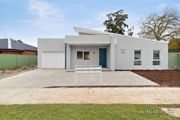 8/9 Nyora Grove, Mount Helen - Photo 1