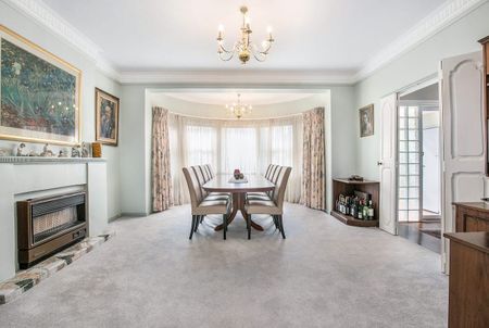 Generous Family Haven with Iconic Harbour Views - Photo 4