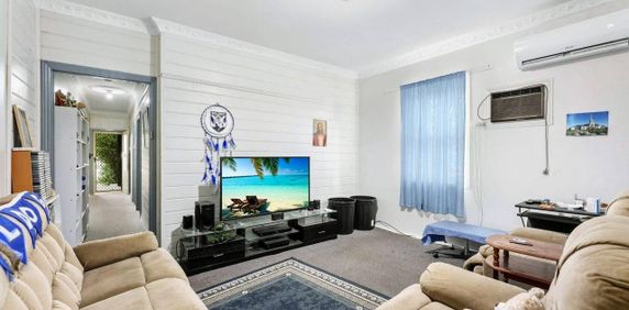 Neat & Tidy 2-Bedroom Flat - Photo 2