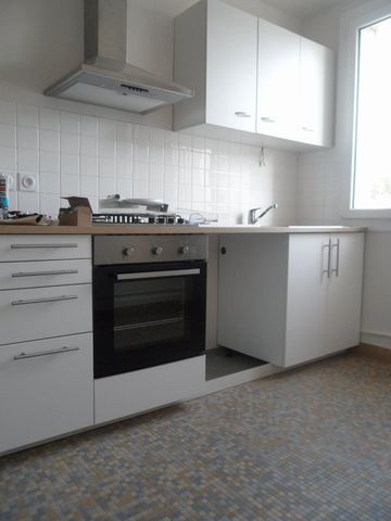 Location Appartement 4 pièces 68m² BOURGES 18000 - Photo 2