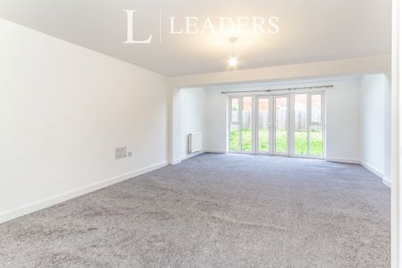 4 bedroom link detached to rent Bedivere Road, Ifield - Photo 2