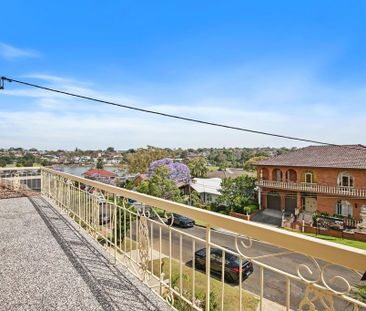 Large Multi-level Family Home in Stunning Chiswick Location with Wa... - Photo 3