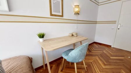 Room in a shared 6-bedroom apartment for rent in Castilla - Photo 3