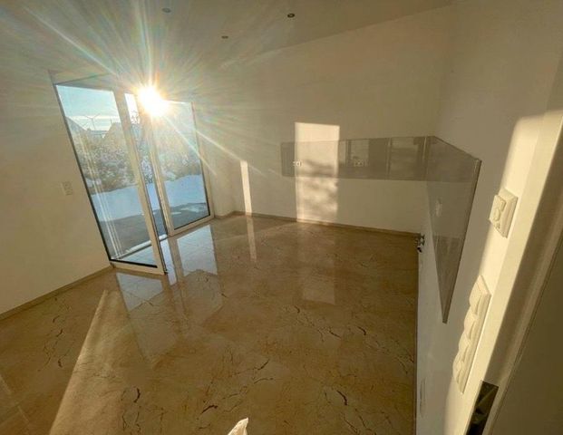 Moderne 3-Zimmer-Wohnung mit Terrasse und Kamin in Bleiwäsche - Photo 1