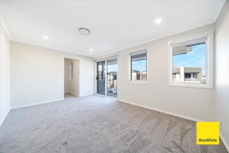 “Near new spacious and comfortable family home” - Photo 2