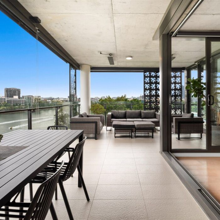 Fully Furnished River Front Two Bedroom Apartment with Two Car Parks - Photo 1