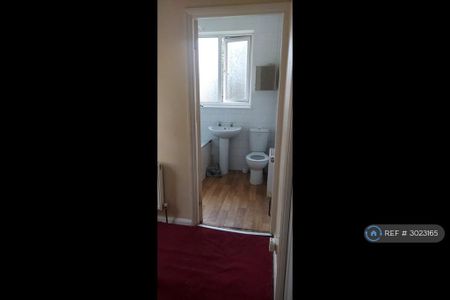 1 bedroom in a house share to rent - Photo 4