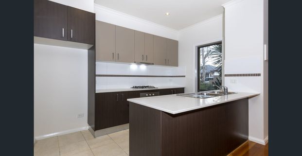 Impressive Three Bedroom Townhouse!! - Photo 1