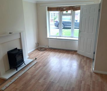 3 bedroom semi-detached house to rent - Photo 2
