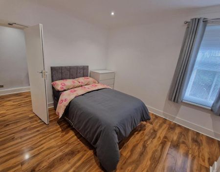 1 bedroom in a house share to rent - Photo 2
